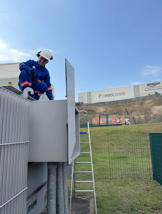 Visão geral de equipe de engenharia elétrica em ação, representando os diferenciais da empresa